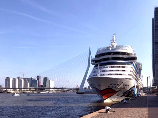 Cruiseschip ms AIDAsol van AIDA Cruises aan de Cruise Terminal Rotterdam 